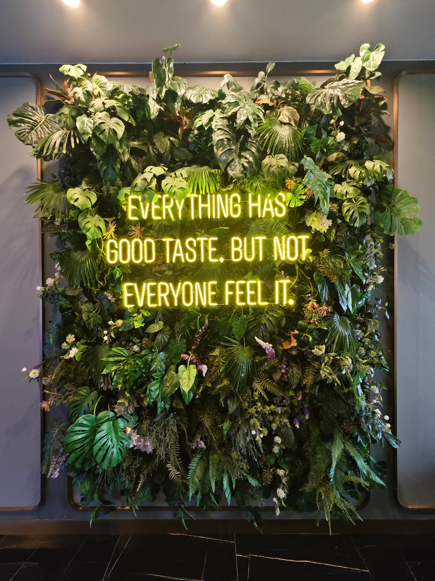 Mur Végétal Artificiel avec Logo Néon : L'Alliance Parfaite entre Nature et Modernité