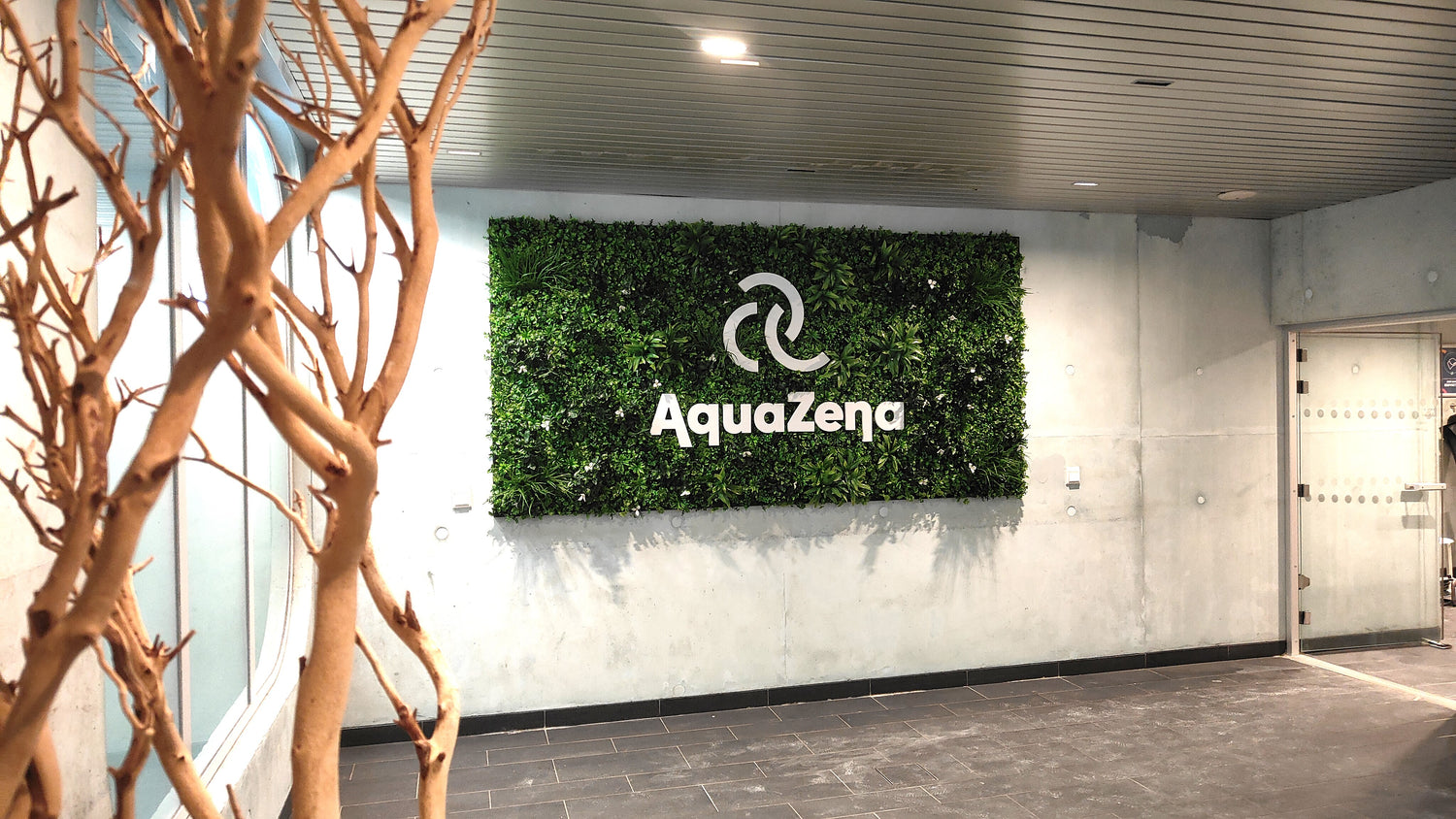 ✨ Nouvelle Réalisation chez Aquazena : Tableau Artificiel de la Collection Garden avec Logo ✨